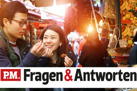Ein asiatisches Pärchen auf einem Markt
