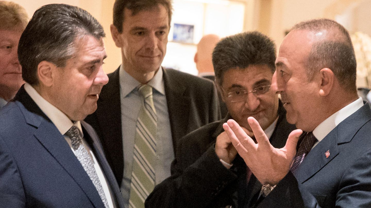 Die Minister Sigmar Gabriel und Mesüt Cavusoglu im harten Gespräch über deutsch-türkischen Streit