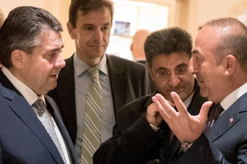 Die Minister Sigmar Gabriel und Mesüt Cavusoglu im harten Gespräch über deutsch-türkischen Streit