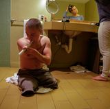 Zähne putzen, frisieren: Rachel und Jason machen sich für den Marine-Corps-Ball im kalifornischen Sonoma bereit.