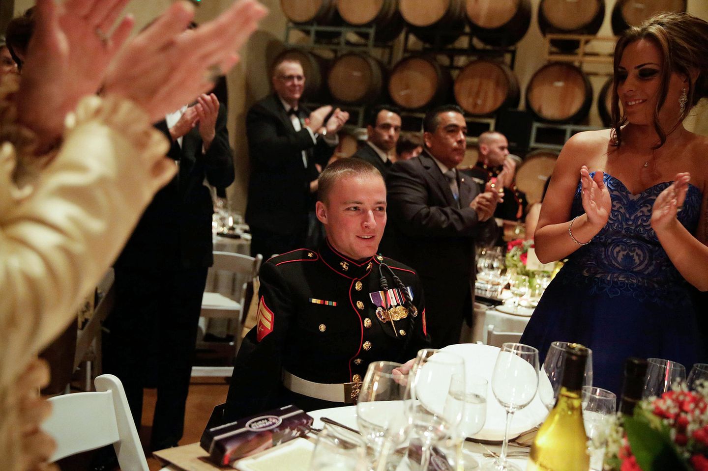 Beim Ball des Marine Corps applaudieren die Gäste und Rachel (r.) dem einstigen Soldaten Jason Jason und Rachel Hallett in ihrem Haus in Windsor, Colorado