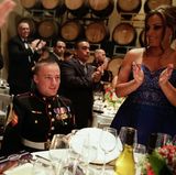 Beim Ball des Marine Corps applaudieren die Gäste und Rachel (r.) dem einstigen Soldaten Jason Jason und Rachel Hallett in ihrem Haus in Windsor, Colorado