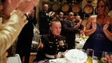 Beim Ball des Marine Corps applaudieren die Gäste und Rachel (r.) dem einstigen Soldaten Jason Jason und Rachel Hallett in ihrem Haus in Windsor, Colorado