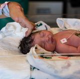 Im Krankenhaus berührt Jason zum ersten Mal seinen gerade geborenen Sohn Jason Jr.