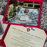 Das "Purple Heart" – das Verwundetenabzeichen – erhielt Jason Hallett im Krankenhaus. Sein kommandierender General legte es auf die Decke; von ihm stammt auch die Widmung auf dem Bild.