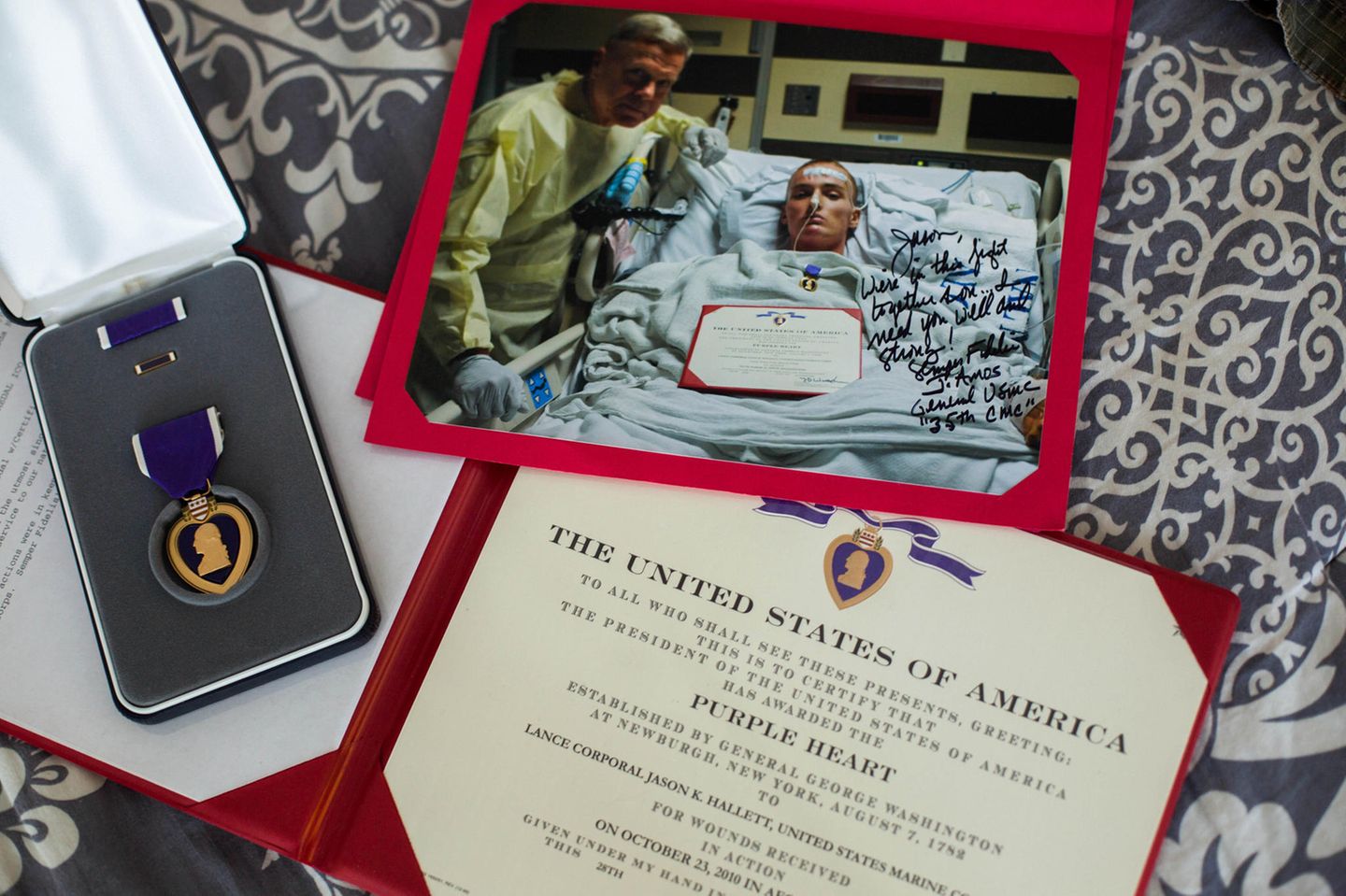 Das "Purple Heart" – das Verwundetenabzeichen – erhielt Jason Hallett im Krankenhaus. Sein kommandierender General legte es auf die Decke; von ihm stammt auch die Widmung auf dem Bild.