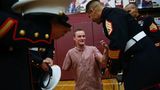Jason Hallett, 25, mit Marineinfanteristen im November 2015 an seiner alten Highschool in Windsor, Colorado. Hier hielt er eine Rede zum Tag der Veteranen.