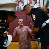 Jason Hallett, 25, mit Marineinfanteristen im November 2015 an seiner alten Highschool in Windsor, Colorado. Hier hielt er eine Rede zum Tag der Veteranen.