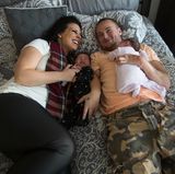 Rachel und Jason mit den einen Monat alten Zwillingen Jason Jr. (l.) und Marina zu Hause in Windsor.