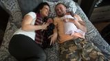Rachel und Jason mit den einen Monat alten Zwillingen Jason Jr. (l.) und Marina zu Hause in Windsor.