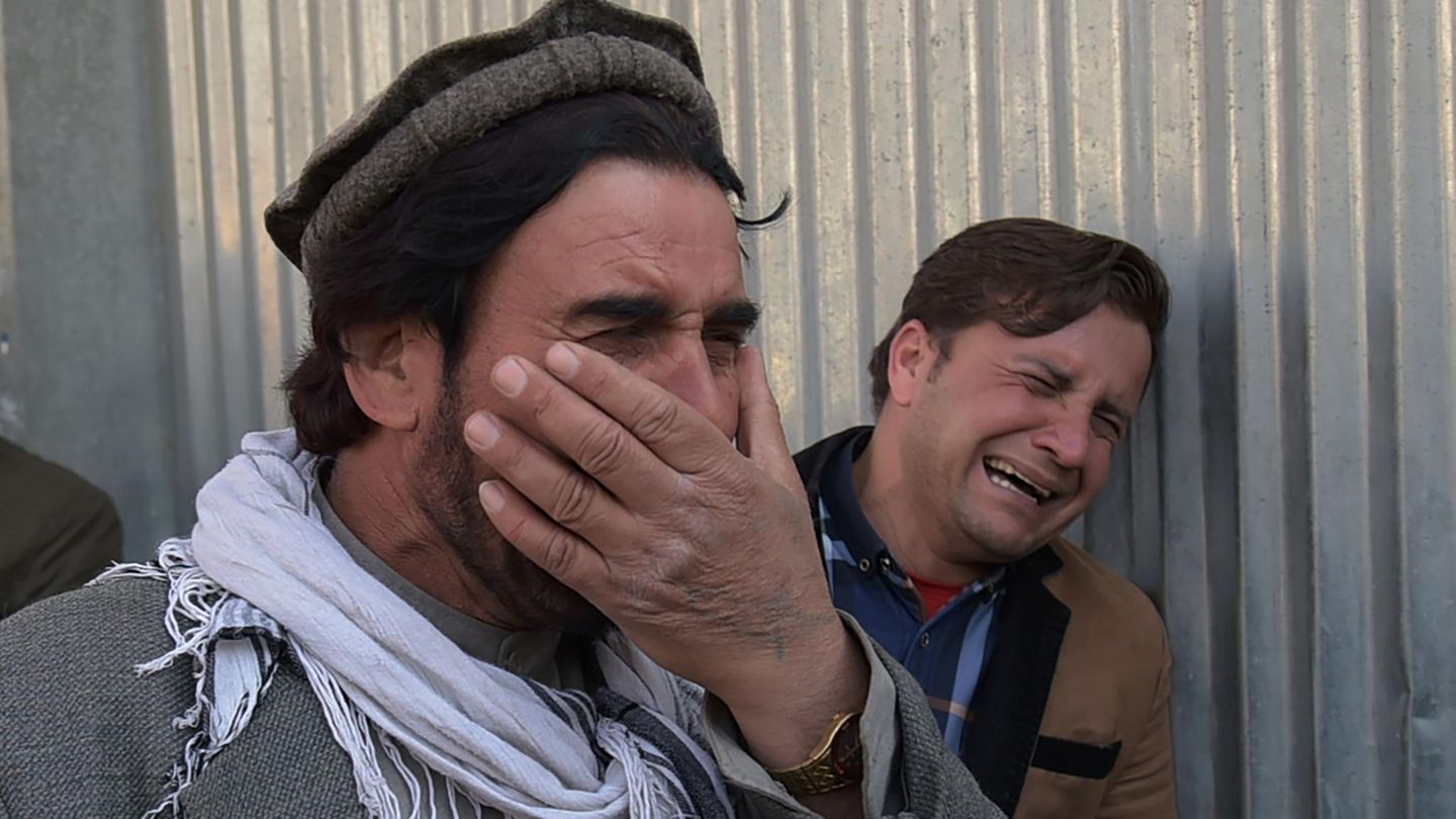 Zwei afghanische Männer trauern um ihre Angehörigen