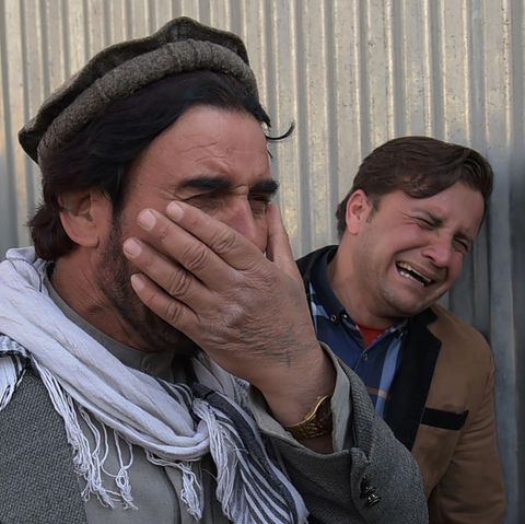 Zwei afghanische Männer trauern um ihre Angehörigen