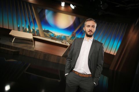 Jan Böhmermann im Studio: Der Satiriker und sein Team erhielten einen Grimme-Preis für das "Neo Magazin Royale"