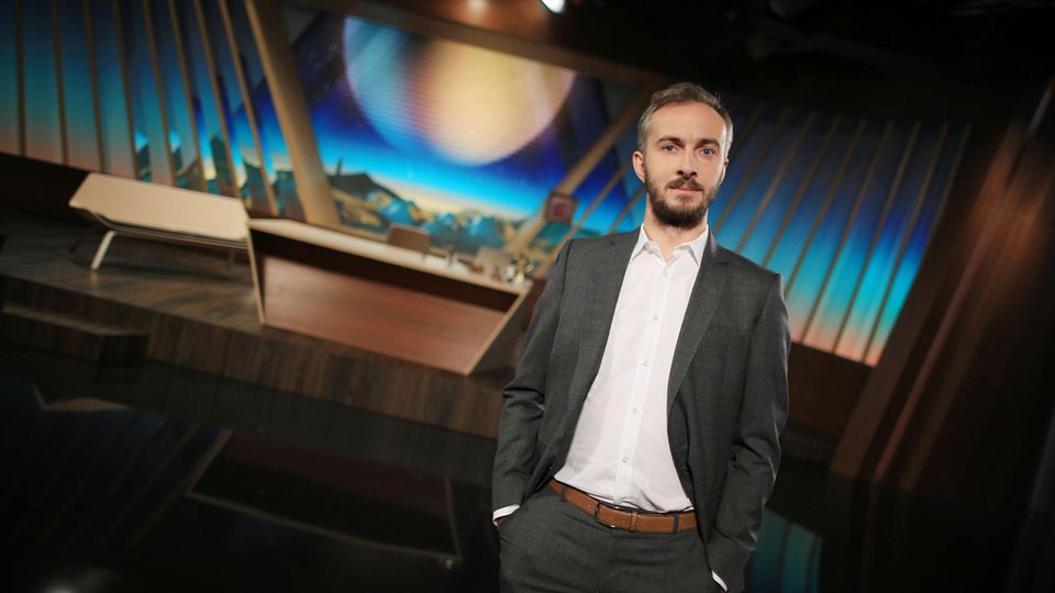 Jan Böhmermann im Studio: Der Satiriker und sein Team erhielten einen Grimme-Preis für das "Neo Magazin Royale"