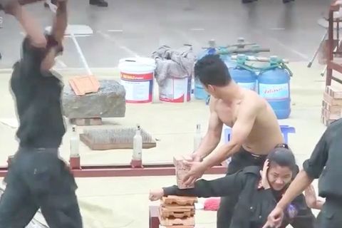 Topfit und eisenhart: Vietnamesische Polizisten zeigen körperliche Widerstandskraft