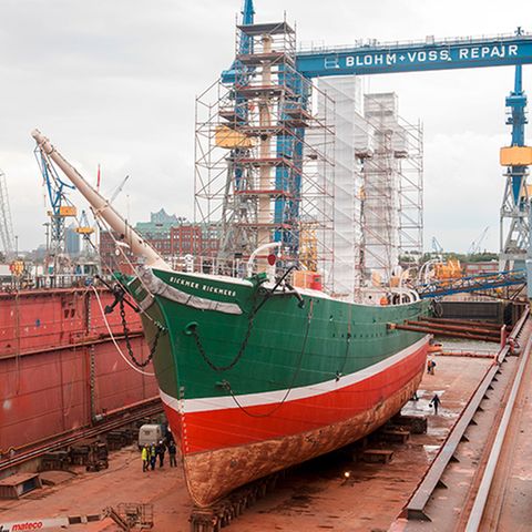 Die "Rickmer Rickmers", ein Wahrzeichen der Stadt Hamburg, im Dock