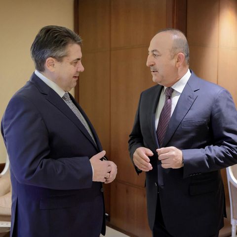 Sigmar Gabriel und Mesüt Cavusoglu treffen sich im Hotel Adlon - wenig Annäherung im deutsch-türkischen Streit