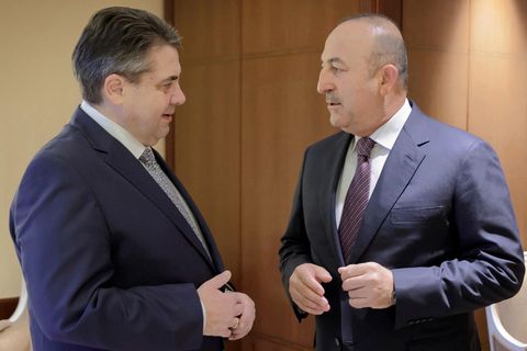 Sigmar Gabriel und Mesüt Cavusoglu treffen sich im Hotel Adlon - wenig Annäherung im deutsch-türkischen Streit