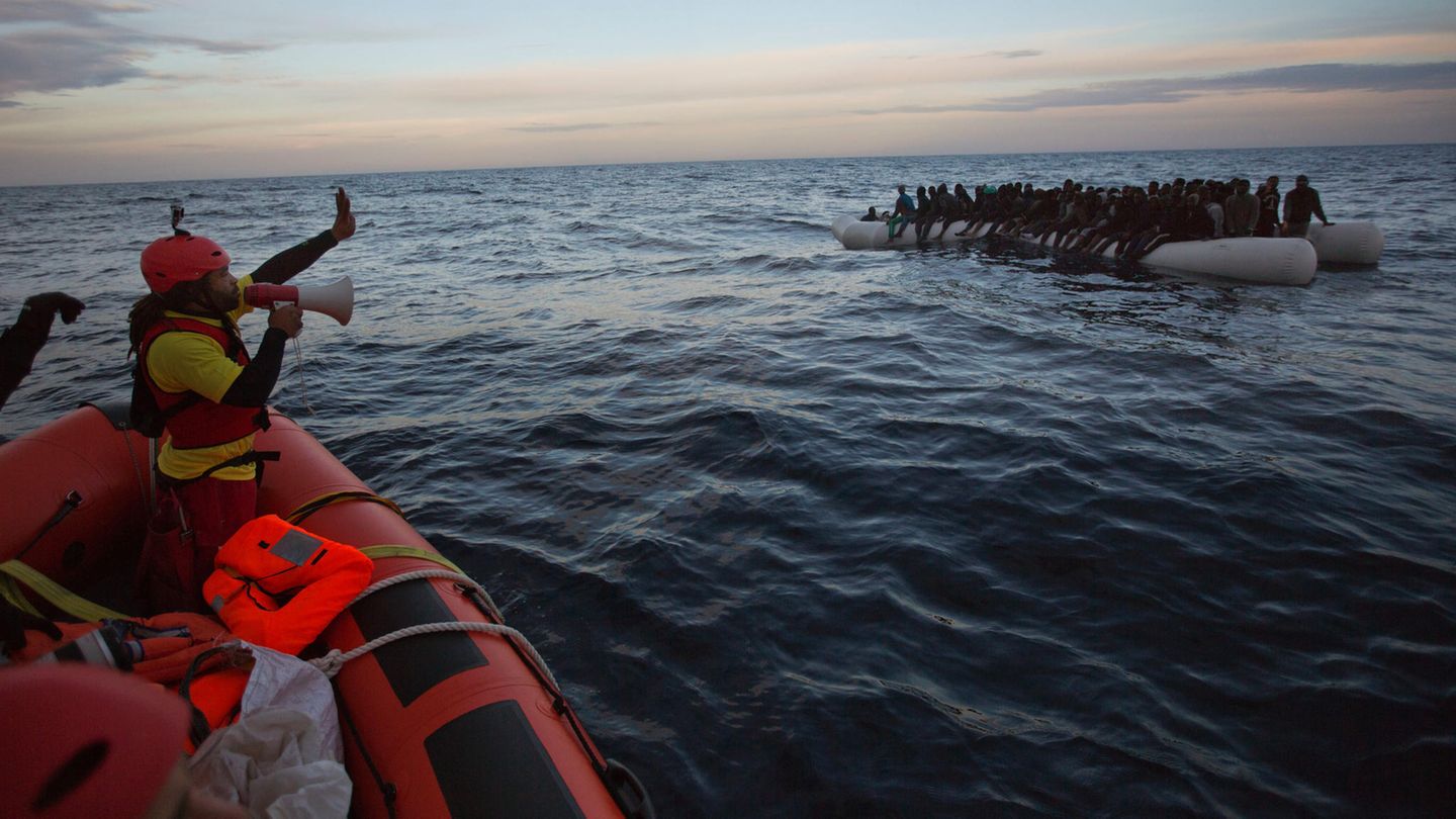 Flüchtlinge werden nördlich von Sabratha (Lybien) aus einem Schlauchboot gerettet (Symbolbild)