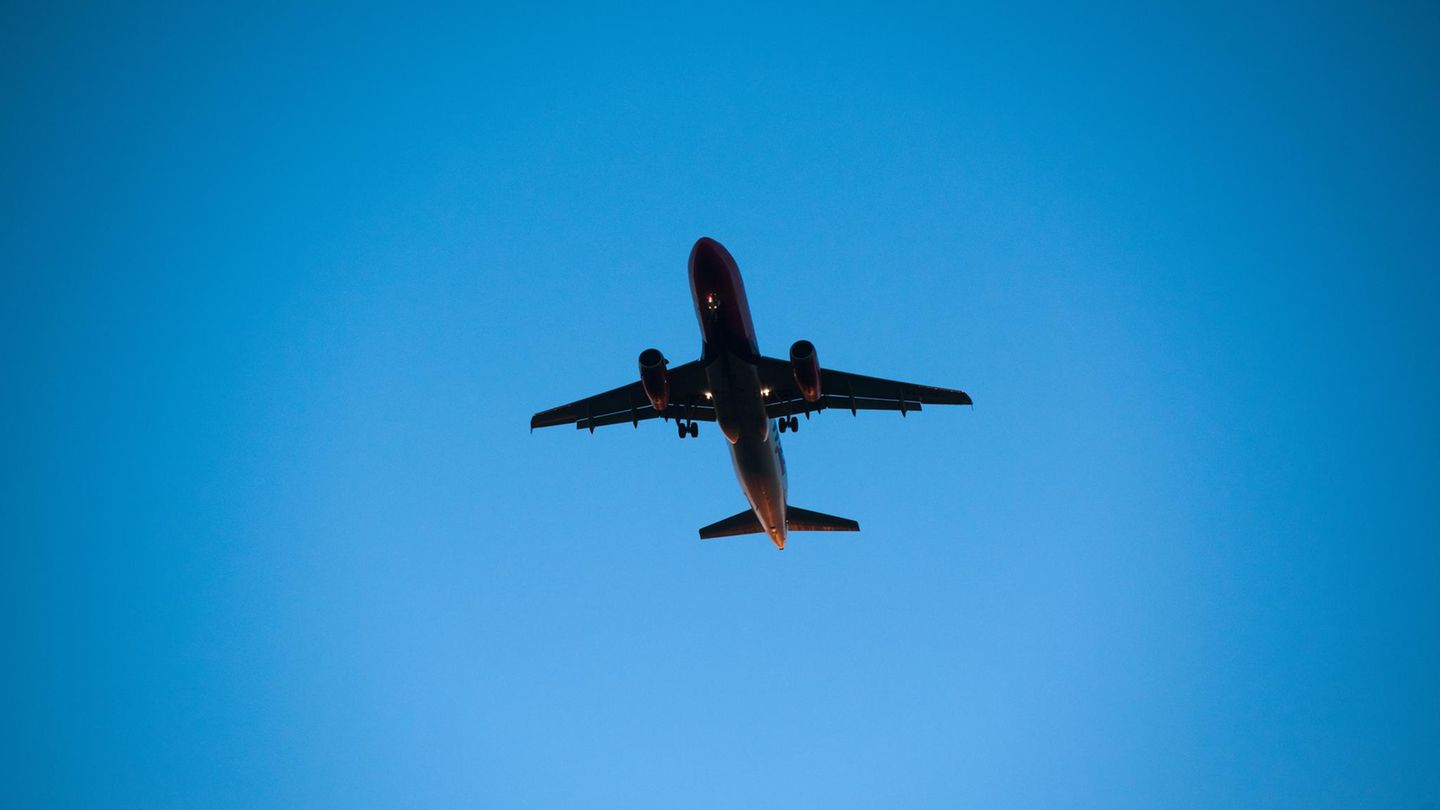 Flughafen Ranking: Ein Flugzeug im Himmel über Dortmund