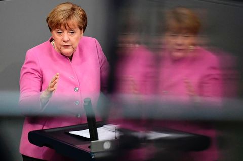 Kanzlerin Angela Merkel im rosa Jacket im Bundestag - sie verbittet sich Nazi-Vergleiche durch die Türkei