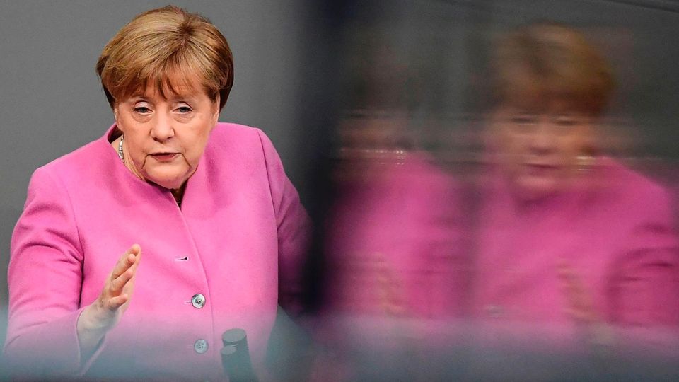 Kanzlerin Angela Merkel im rosa Jacket im Bundestag - sie verbittet sich Nazi-Vergleiche durch die Türkei