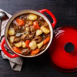 Rindergulasch mit Sauce  Kilokalorien pro 100 Gramm: etwa 120    So wird ein 65 Kilogramm schwerer Esser sie wieder los: etwa 30 Minuten laufen