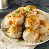 Klöße aus gekochten Kartoffeln  Kilokalorien pro 100 Gramm: etwa 97    So wird ein 65 Kilogramm schwerer Esser sie wieder los: etwa 40 Minuten am Herd stehen und kochen