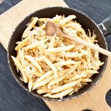 Schupfnudeln  Kilokalorien pro 100 Gramm: etwa 103    So wird ein 65 Kilogramm schwerer Esser sie wieder los: etwa 30 Minuten Lebensmittel mit einem Einkaufswagen einkaufen gehen