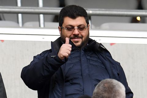 Hasan Ismaik, Mehrheitseigner des TSV 1860 München, hebt den Daumen. Torjubel ist in Hannover erlaubt