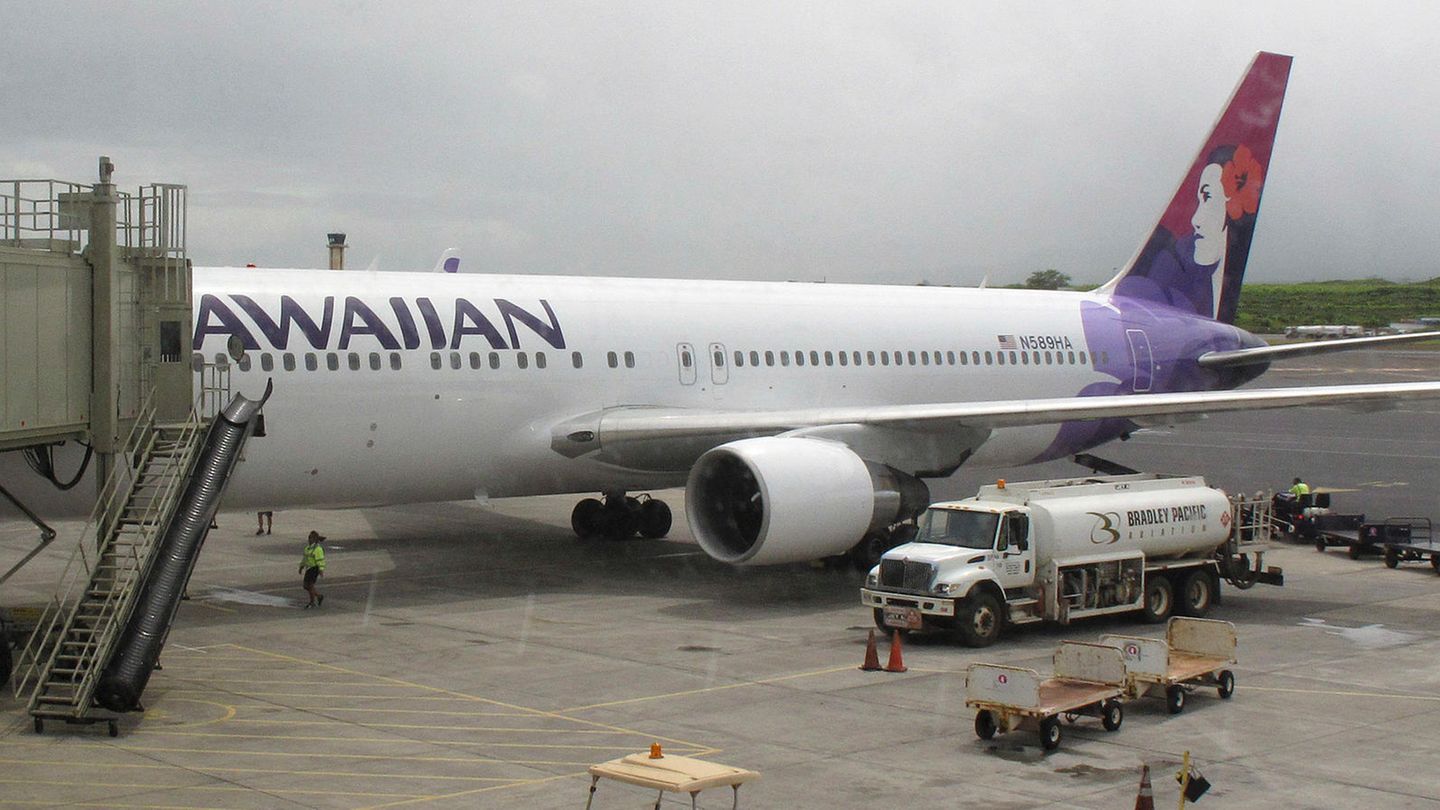 Ein Passagierflugzeug der Hawaiian Airlines steht auf einem Flughafen