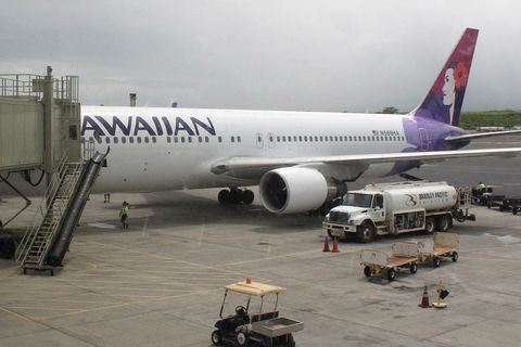 Ein Passagierflugzeug der Hawaiian Airlines steht auf einem Flughafen