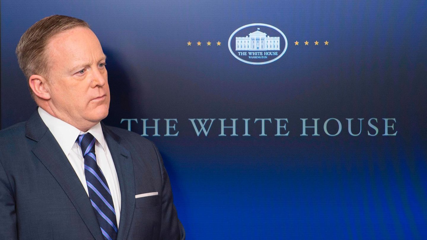Donald Trump-Sprecher Sean Spicer neben dem "The White House"-Logo
