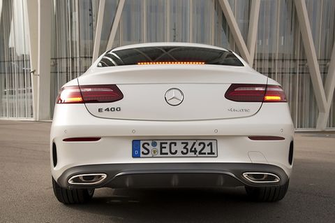 Auch von hinten kann sich das E-Klasse Coupé sehen lassen