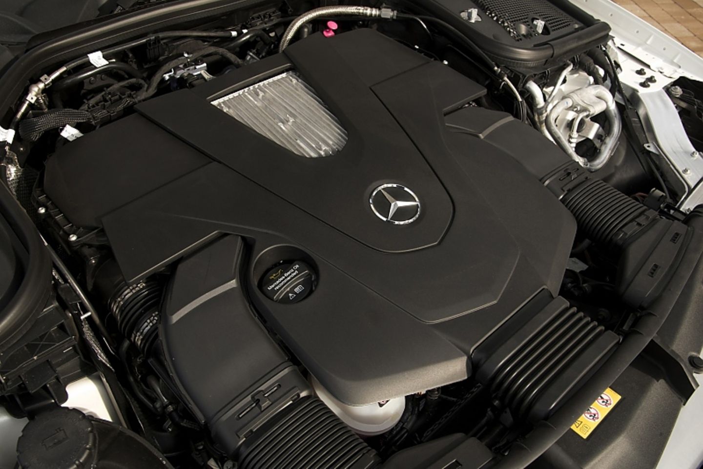 Der bekannte V6-Benzin-Motor leistet 245 kW / 333 PS
