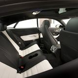 Im Fond geht es deutlich enger zur Sache als bei der Limousine