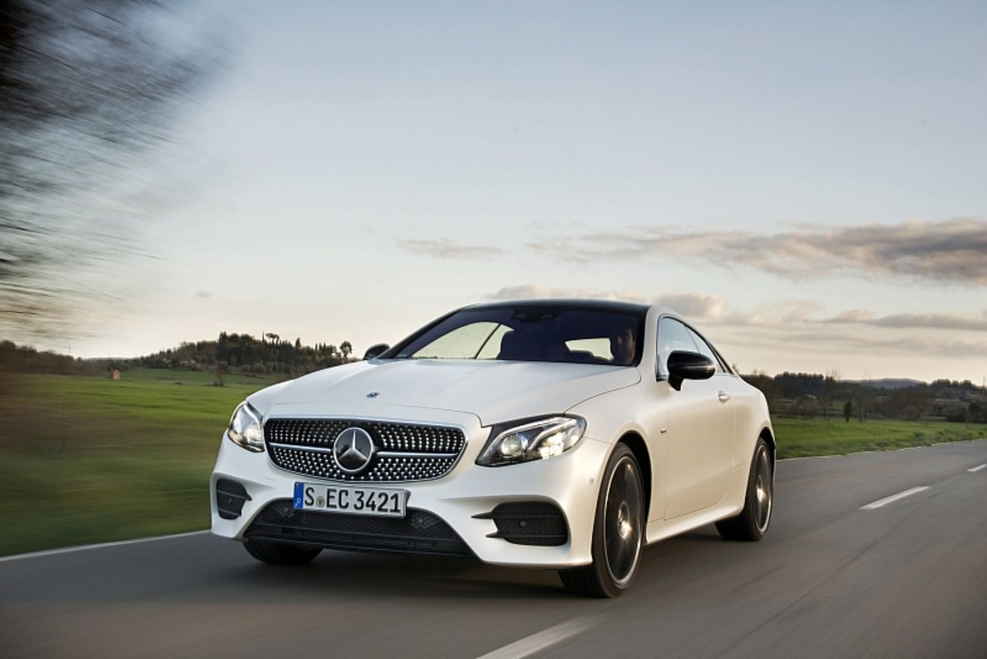 Das Mercedes E 400 4matic Coupé beschleunigt sämig