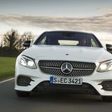 Das Mercedes E 400 4matic Coupé rollt komfortabel ab