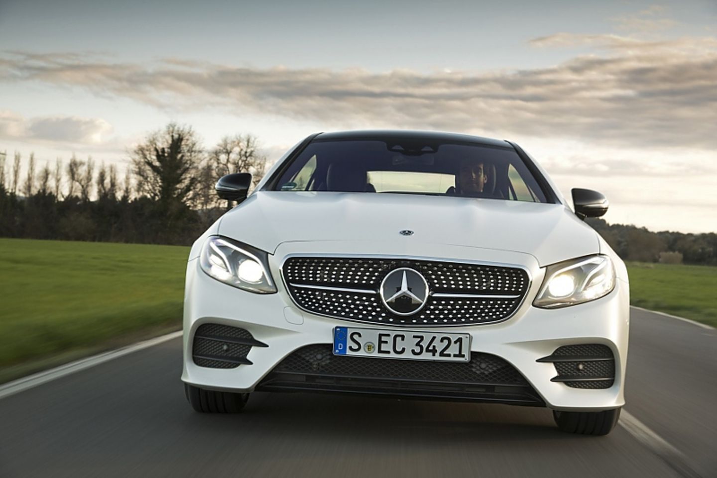 Das Mercedes E 400 4matic Coupé rollt komfortabel ab