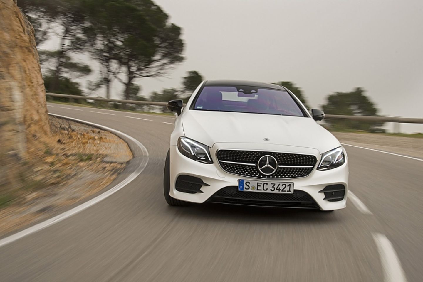 Aufgrund des Torque Vectorings kommt das E-Klasse Coupé flott um die Ecken