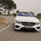 Aufgrund des Torque Vectorings kommt das E-Klasse Coupé flott um die Ecken