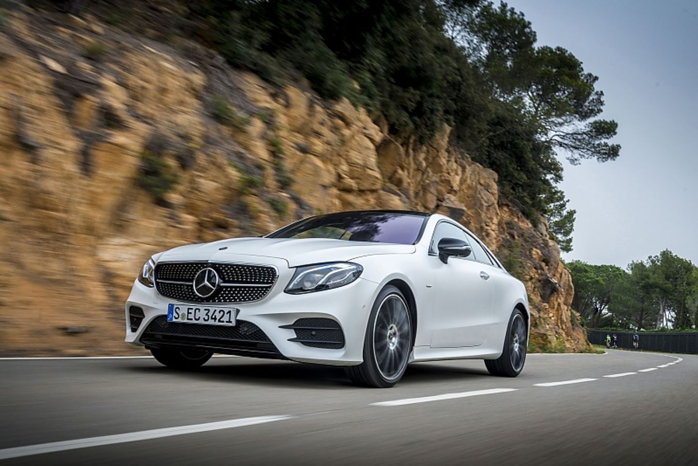 Nach 5,3 Sekunden erreicht das Mercedes E 400 4matic Coupé Landstraßentempo