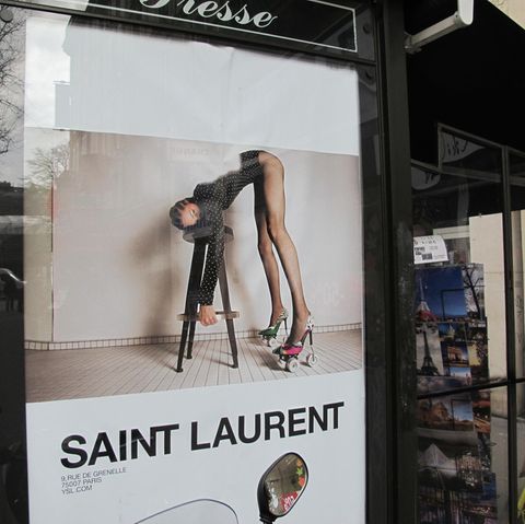 Paris: Ein Werbeplakat des französischen Luxus-Modehauses Saint Laurent