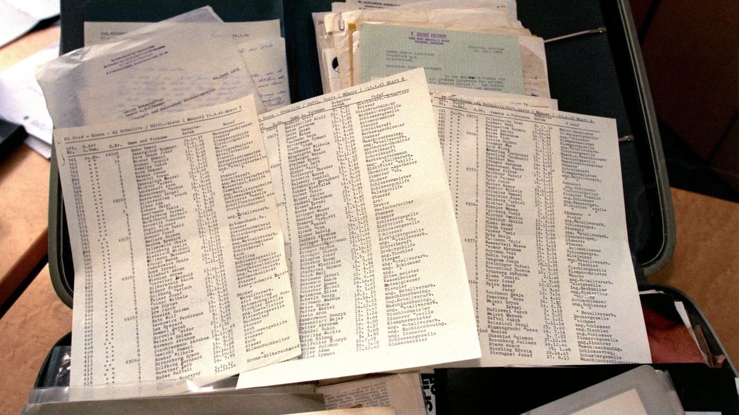 Ein Exemplar von Schindlers Liste liegt auf einem Tisch