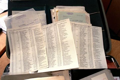 Ein Exemplar von Schindlers Liste liegt auf einem Tisch