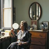 An ihrem Frisiertisch fächelt sich eine alte Dame am offenen Fenster Luft zu, noch immer elegant. Von der Kommode segnet auch 1981 noch Papst Johannes Paul I.