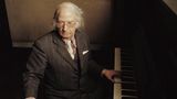 Ein alter Herr der an zwei Klaviaturen spielt