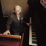 Ein alter Herr der an zwei Klaviaturen spielt