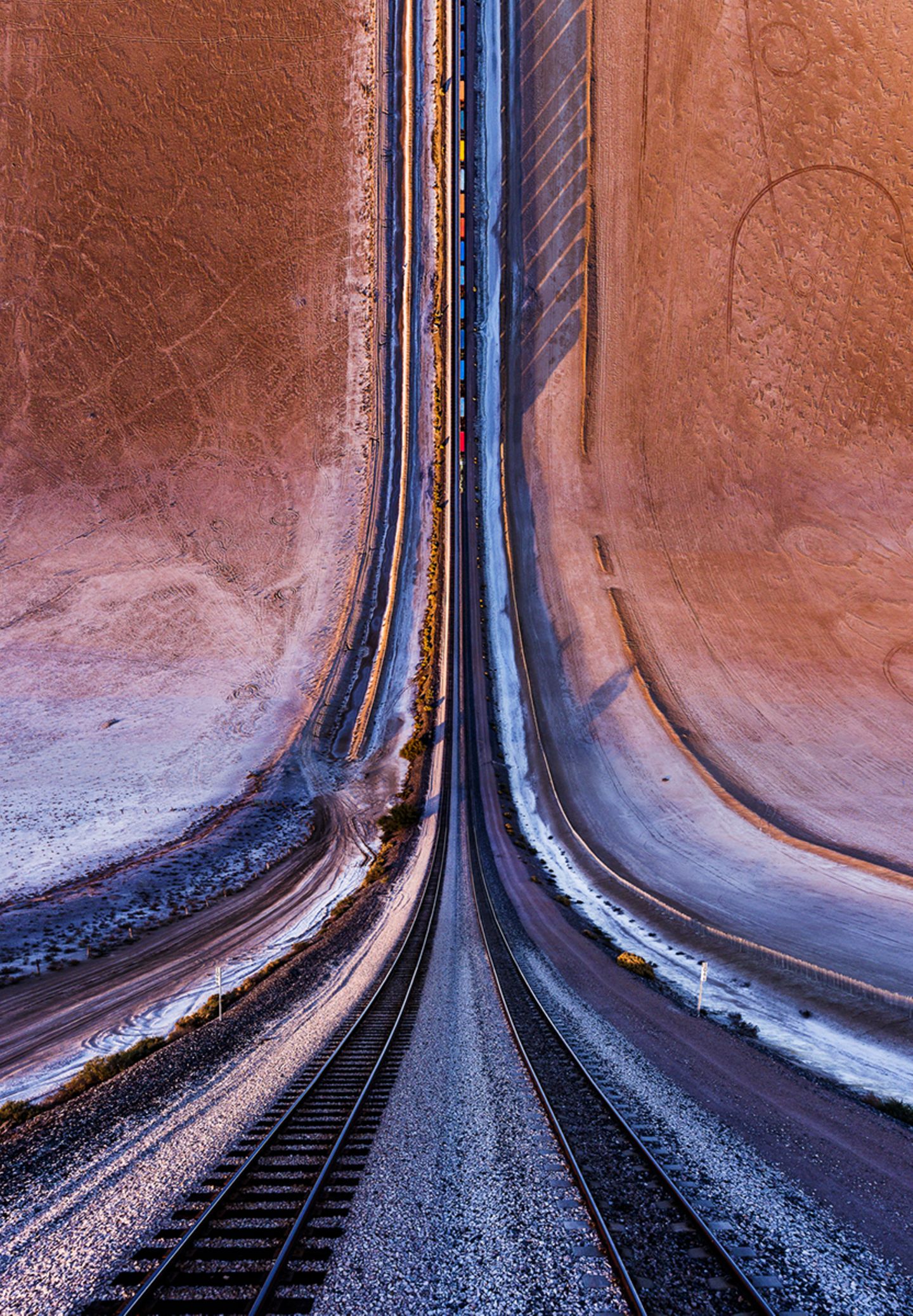 Eisenbahn inmitten der Wüste.