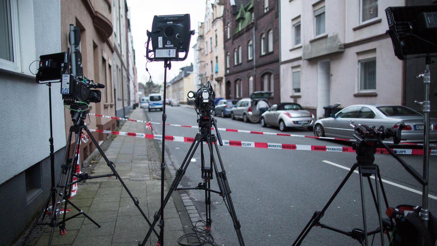 Fernsehkameras stehen in Herne auf der gesperrten Bismarckstraße